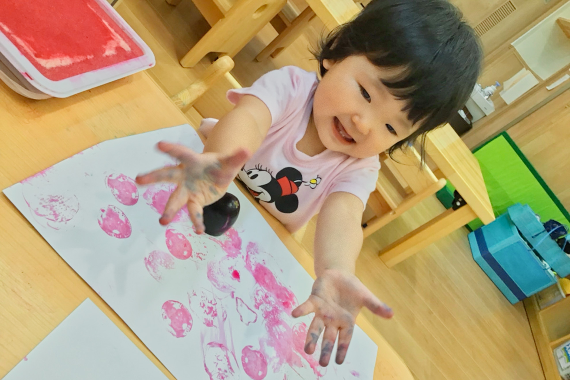 ナスで作ったハンコで遊ぶ園児
